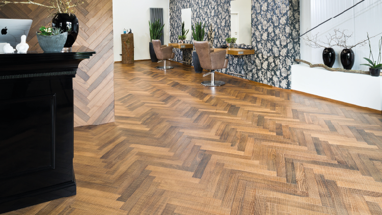 herter_parkett_raeuchereiche_chevron-verband_fr-fischgrat
